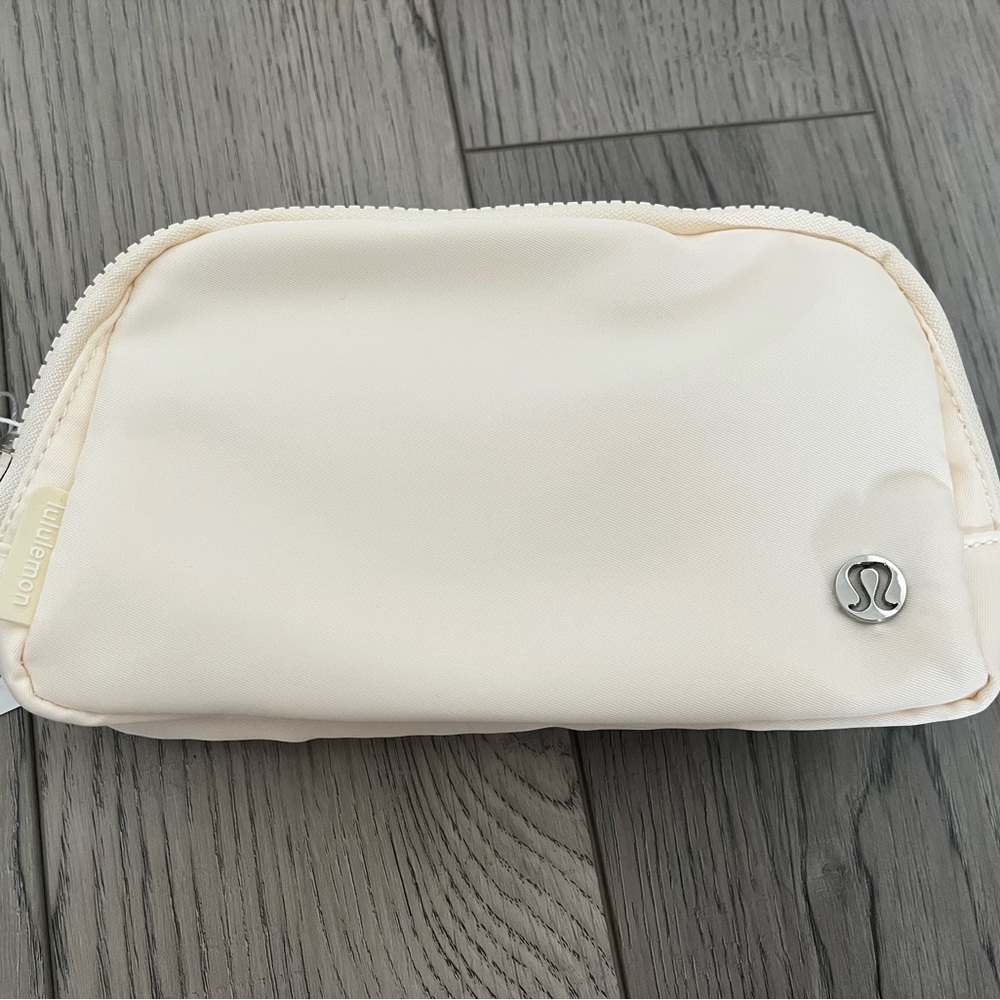 Lululemon Everywhere Belt Bag 1l Off-White
